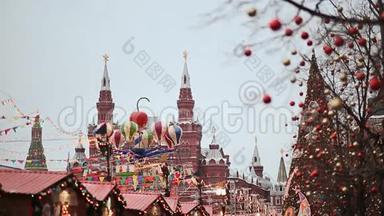 在莫斯科过圣诞节。 红色广场喜庆装饰.. 有趣的景点。 圣诞街的销售。 新年主题。